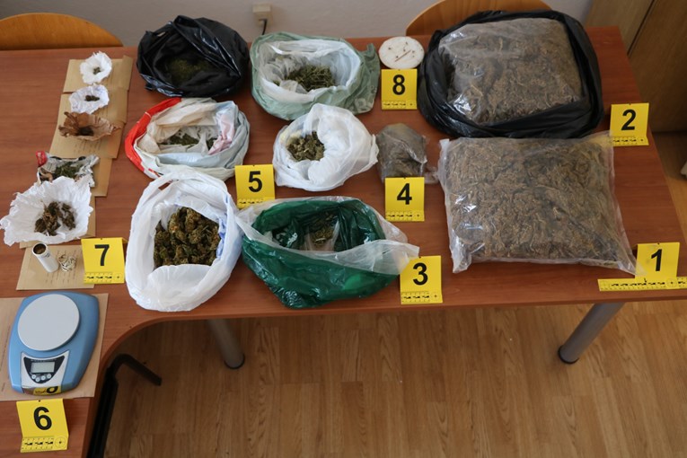 Policija na ulici našla Splićanina s 2,5 kg marihuane. U stanu mu našli još malo